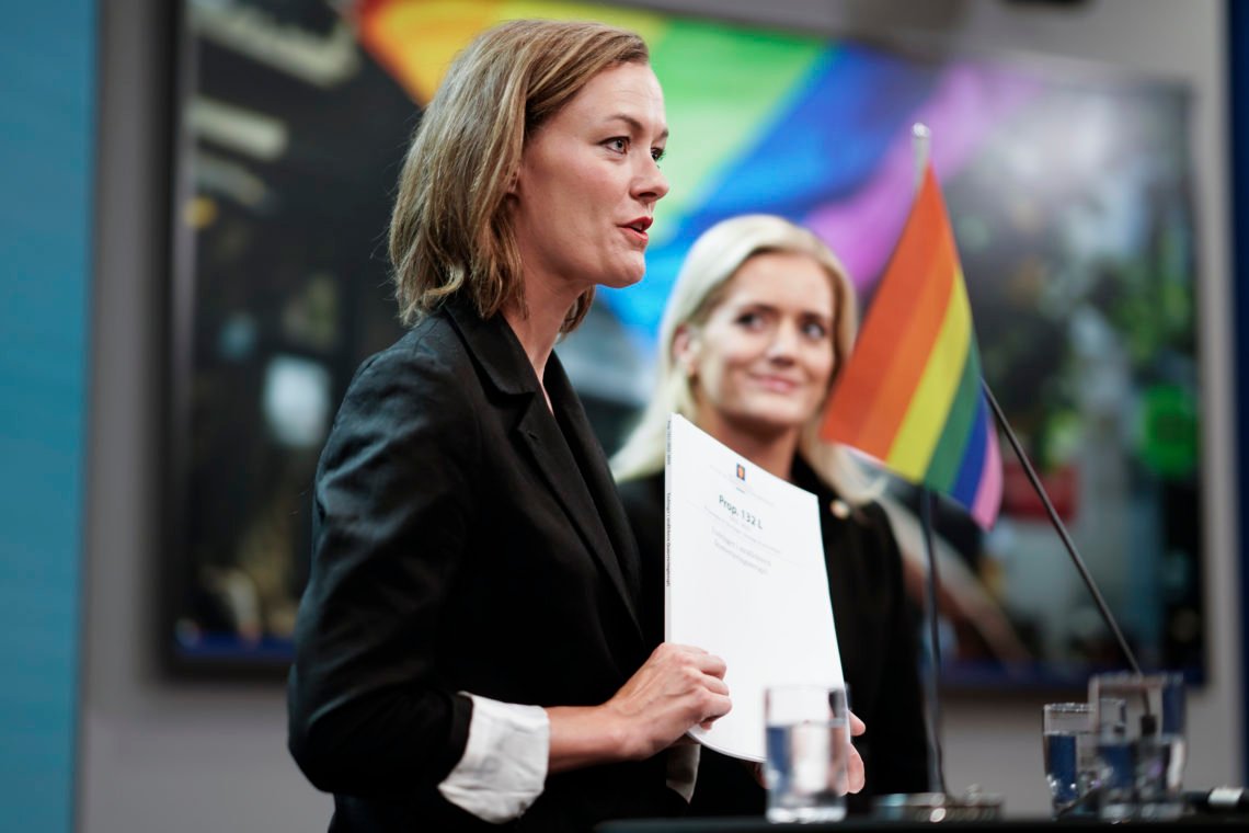 Justis- og beredskapsminister Emilie Enger Mehl (Sp) (t.h.) og daværende kultur- og likestillingsminister Anette Trettebergstuen (Ap) holdt stolt fram lovforslaget om å forby konverteringsterapi. Foto: Cornelius Poppe / NTB Justis- og beredskapsminister Emilie Enger Mehl (Sp) (t.h.) og daværende kultur- og likestillingsminister Anette Trettebergstuen (Ap) holdt stolt fram lovforslaget om å forby konverteringsterapi. Foto: Cornelius Poppe / NTB