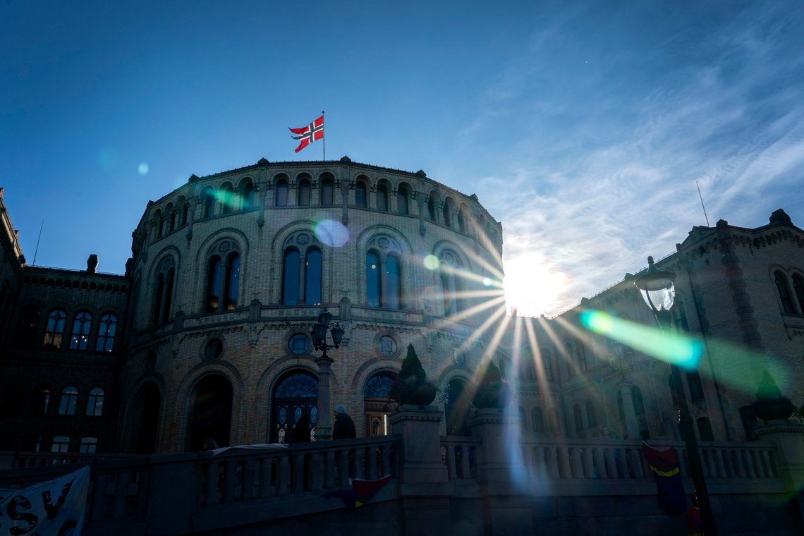 Er det for mye å forlange at stortingspolitikere holder seg til loven, og ikke hverken jukser eller nasker solbriller i Tax free butikker?
Foto: Gorm Kallestad / NTB Er det for mye å forlange at stortingspolitikere holder seg til loven, og ikke hverken jukser eller nasker solbriller i Tax free butikker?
Foto: Gorm Kallestad / NTB