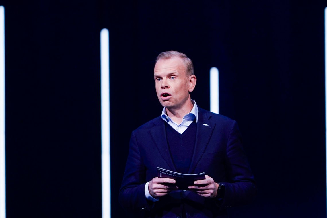 Oslo 20240109.
President i NHO Svein Tore Holsetherpå NHOs årskonferanse i Oslo Spektrum tirsdag.
Foto: Terje Pedersen / NTB Oslo 20240109.
President i NHO Svein Tore Holsetherpå NHOs årskonferanse i Oslo Spektrum tirsdag.
Foto: Terje Pedersen / NTB