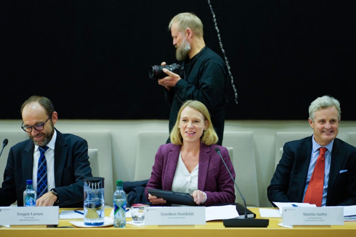Tidligere utenriksminister Anniken Huitfeldt, flankert av utenriksråd Torgeir Larsen t.v. og avdelingsdirektør Martin Sørby under kontroll- og konstitusjonskomiteen åpne høring om regjeringens håndtering av habilitetsregelverket. Bildet er tatt i november. Foto: Ole Berg-Rusten / NTB Tidligere utenriksminister Anniken Huitfeldt, flankert av utenriksråd Torgeir Larsen t.v. og avdelingsdirektør Martin Sørby under kontroll- og konstitusjonskomiteen åpne høring om regjeringens håndtering av habilitetsregelverket. Bildet er tatt i november. Foto: Ole Berg-Rusten / NTB