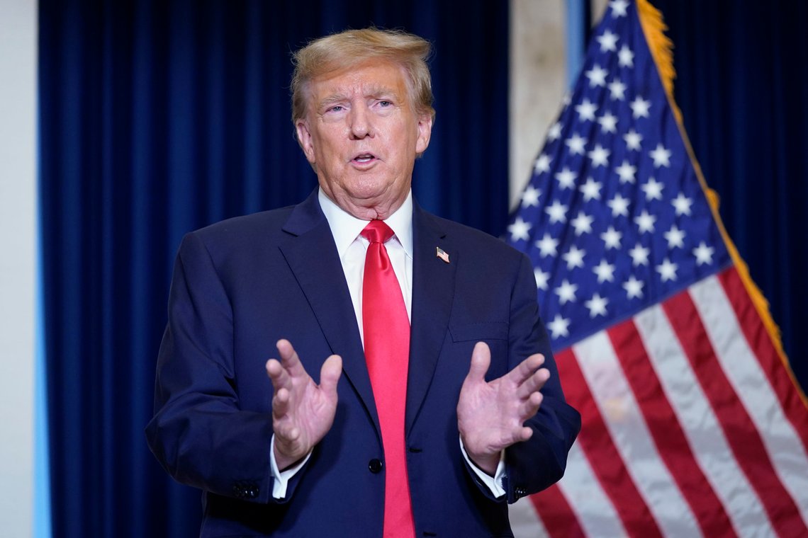 Tidligere president Donald Trump snakket med pressen etter at seansen i rettssalen var over tirsdag. Foto: Susan Walsh / AP / NTB Tidligere president Donald Trump snakket med pressen etter at seansen i rettssalen var over tirsdag. Foto: Susan Walsh / AP / NTB