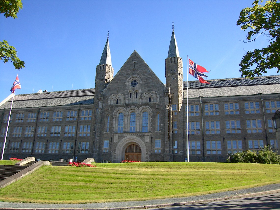 Hovedbygningen ved NTNU. Foto: Shekko / cc by-sa 3.0 / Wikimedia Commons. Hovedbygningen ved NTNU. Foto: Shekko / cc by-sa 3.0 / Wikimedia Commons.