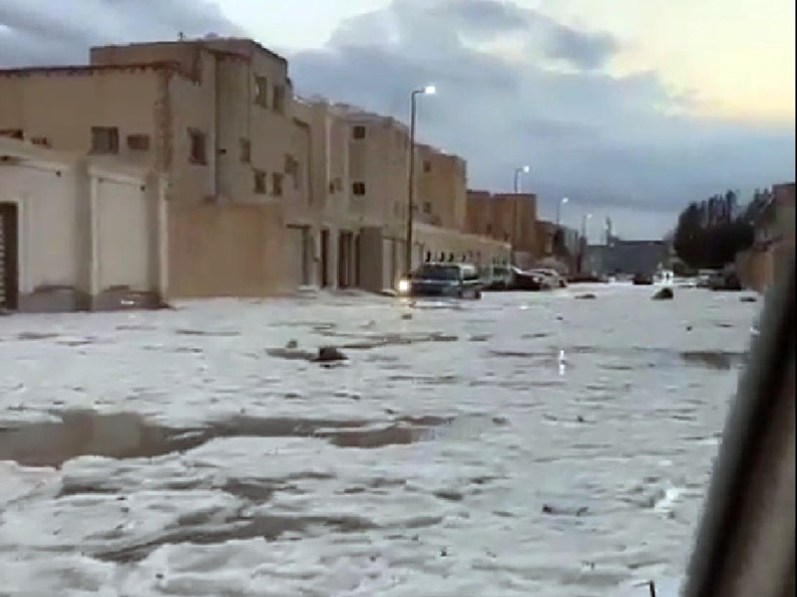Buraidah, midt i brennhete ørkenen. Videoklipp fra Twitter Buraidah, midt i brennhete ørkenen. Videoklipp fra Twitter