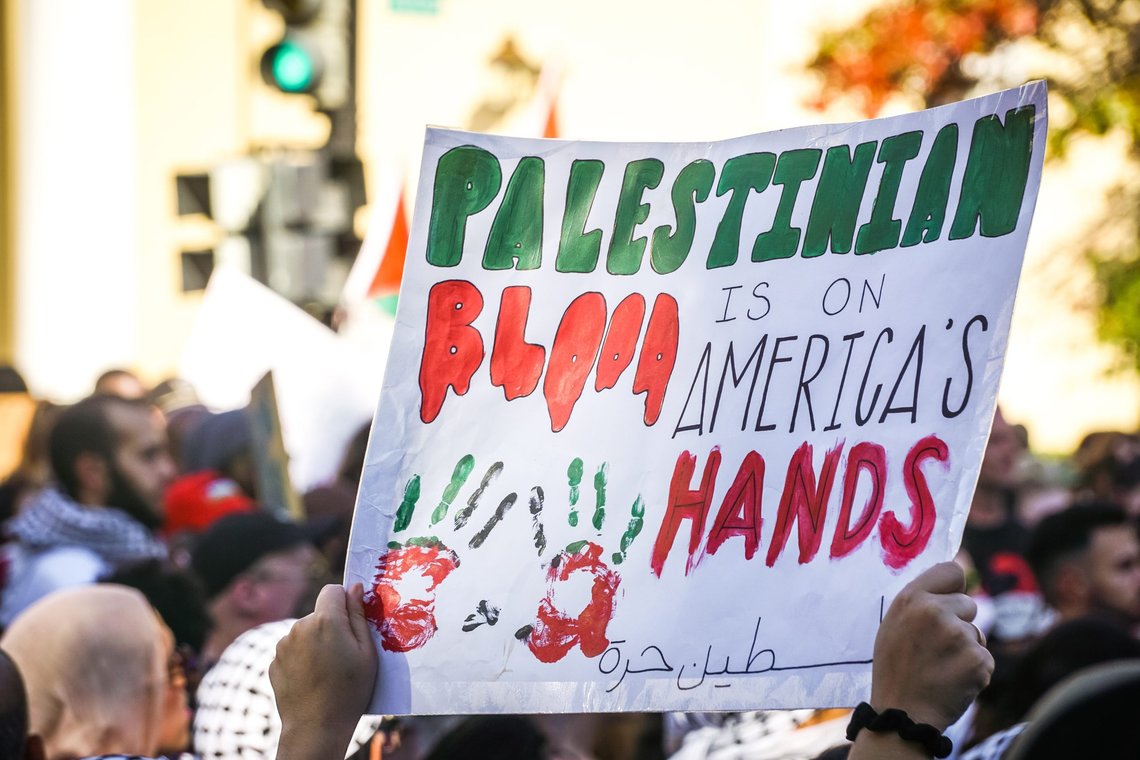 WASHINGTON D.C., USA - October 28, 2023: Pro-Palestine demonstrators gather in front of the White House to protest the ongoing violence in Gaza. Photo: Shutterstock by Stephanie Kenner, United States. WASHINGTON D.C., USA - October 28, 2023: Pro-Palestine demonstrators gather in front of the White House to protest the ongoing violence in Gaza. Photo: Shutterstock by Stephanie Kenner, United States.
