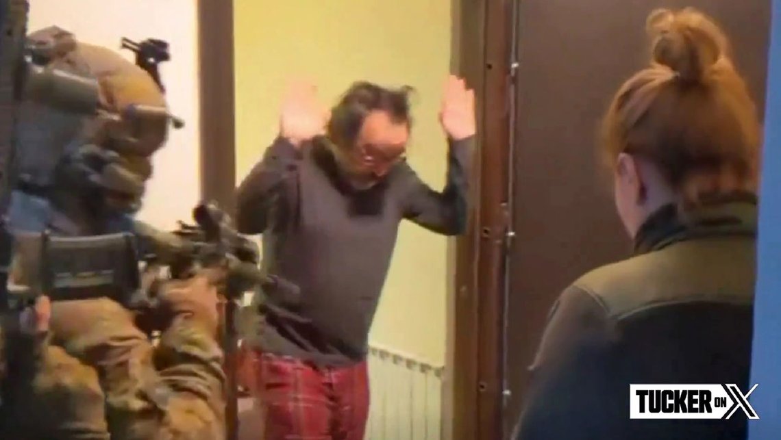 Gonzalo Lira med hendene over hodet. Videoklipp fra Twitter Gonzalo Lira med hendene over hodet. Videoklipp fra Twitter