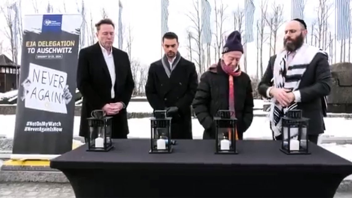 Elon Musk (t.v.) under gårdagens minnestund i Auschwitz. Videoklipp fra Twitter (X) Elon Musk (t.v.) under gårdagens minnestund i Auschwitz. Videoklipp fra Twitter (X)