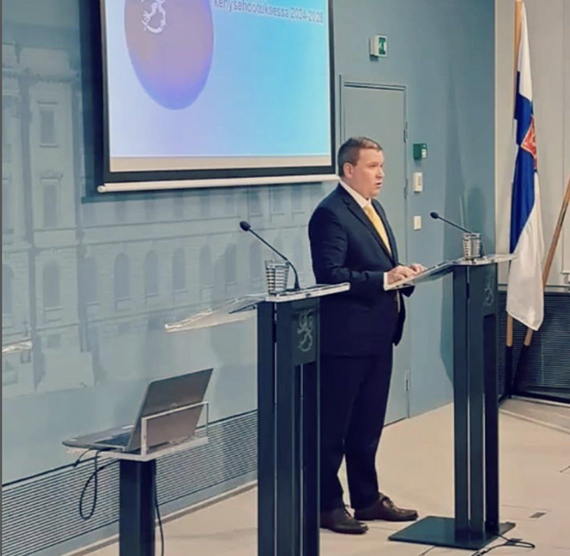 Finland reduserer bistanden kraftig, sa ansvarlig statsråd Ville Tavio på en pressekonferanse før helgen. Foto: Instagram/ Taivo Finland reduserer bistanden kraftig, sa ansvarlig statsråd Ville Tavio på en pressekonferanse før helgen. Foto: Instagram/ Taivo
