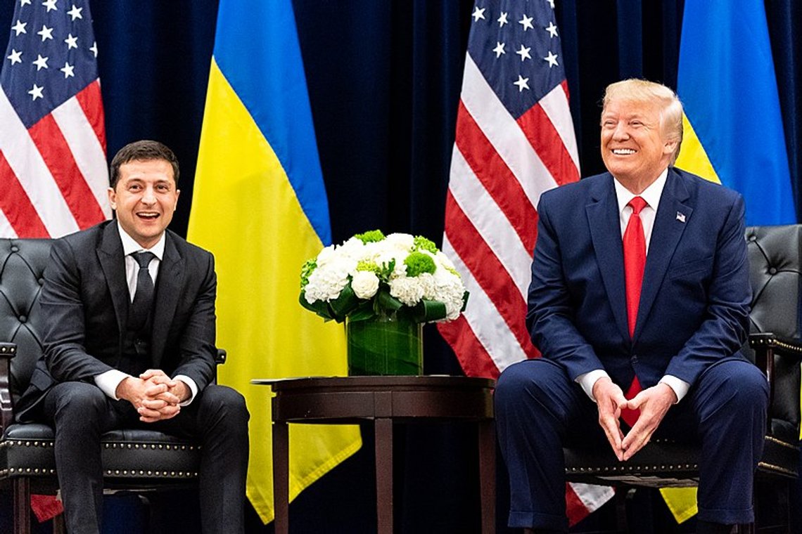 President Donald J. Trump participates in a bilateral meeting with Ukraine President Volodymyr Zelensky Wednesday, Sept. 25, 2019, at the InterContinental New York Barclay in New York City. (Official White House Photo by Shealah Craighead). Photo source: Wikimedia. (To verdensledere i gladere dager.) President Donald J. Trump participates in a bilateral meeting with Ukraine President Volodymyr Zelensky Wednesday, Sept. 25, 2019, at the InterContinental New York Barclay in New York City. (Official White House Photo by Shealah Craighead). Photo source: Wikimedia. (To verdensledere i gladere dager.)