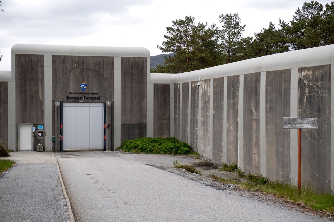 Bergen fengsel var stedet der de innsatte ifølge Høyesterett ble utsatt for krenkende nakenvisitasjoner. (Foto: Google Maps/Document) Bergen fengsel