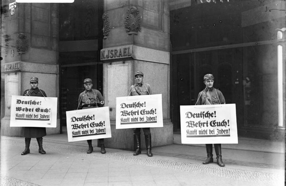 Nationalsozialistische Boykott-Posten vor dem Warenhaus Israel in Berlin. 1. april 1933. foto: Bundesarchiv, Bild 102-14469 / CC-BY-SA 3.0 Nationalsozialistische Boykott-Posten vor dem Warenhaus Israel in Berlin. 1. april 1933. foto: Bundesarchiv, Bild 102-14469 / CC-BY-SA 3.0
