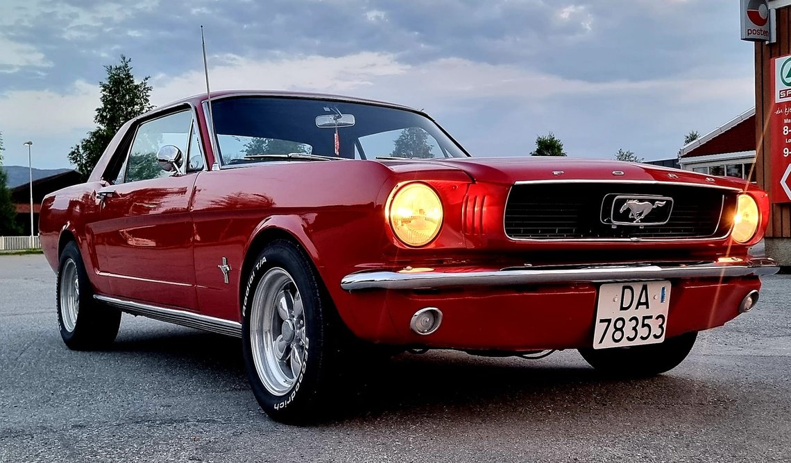 Benedicte Solbakkens vakre Ford Mustang med V8-motor fra 1966 er ingen EU-favoritt. Foto: Benedicte Solbakken Benedicte Solbakkens vakre Ford Mustang med V8-motor fra 1966 er ingen EU-favoritt. Foto: Benedicte Solbakken