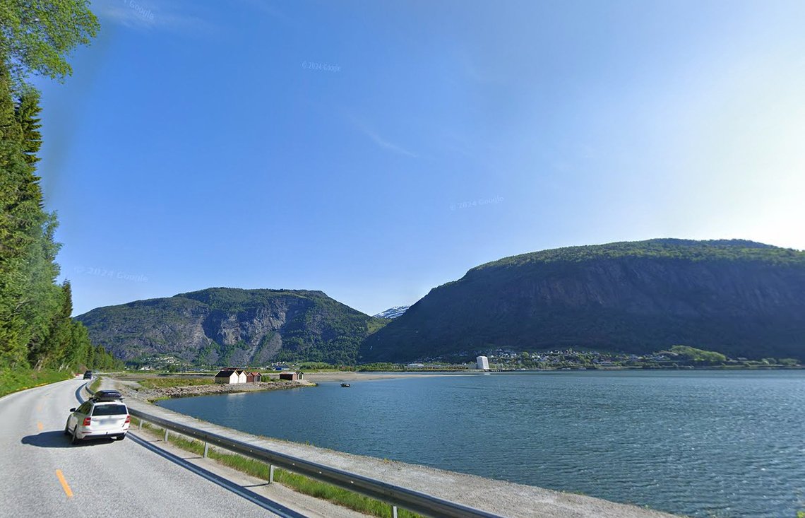 Gaupne er kommunesentrum i Luster, dypt inne i Sognefjorden. Her begynner ledelsen å merke stor slitasje på systemet som skal integrere flyktninger. (Skjermbilde, Google Maps.) Gaupne i Luster kommune
