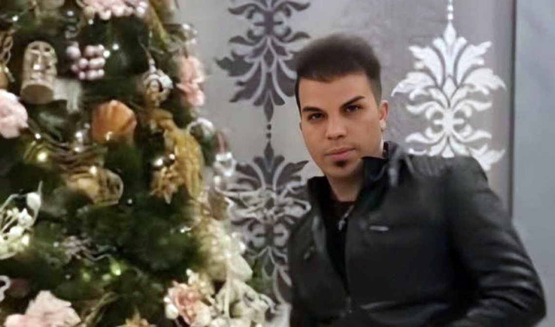 Iman Golzar, en kristen konvertitt foran juletreet. Han er arrestert og sitter fengslet på ukjent sted. Foto: Privat Iman Golzar, en kristen konvertitt foran juletreet. Han er arrestert og sitter fengslet på ukjent sted. Foto: Privat