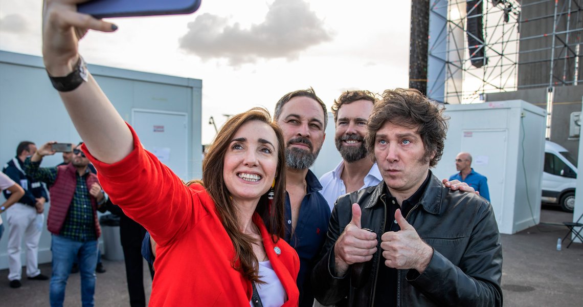 Javier Milei poserer på en sjølvfi på partiet Vox sin Viva-festival i Spania i 2022. Foto: Vox/Flicker. Javier Milei på festival med andre politikere