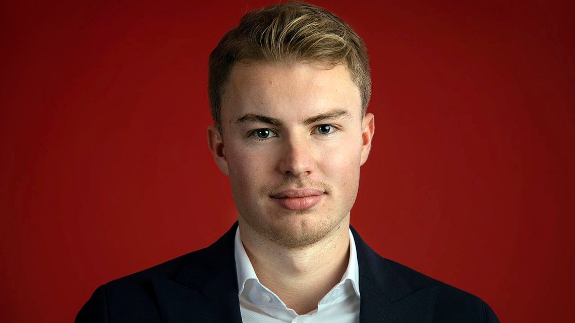 Parlamentsmedlem Julian Bushoff fra GroenLinks–PvdA er nysgjerrig på sammenhengen mellom overdødelighet og klimaendringer. Foto: PvdA, Wikimedia Commons CC BY 2.0 DEED Parlamentsmedlem Julian Bushoff fra GroenLinks–PvdA er nysgjerrig på sammenhengen mellom overdødelighet og klimaendringer. Foto: PvdA, Wikimedia Commons CC BY 2.0 DEED