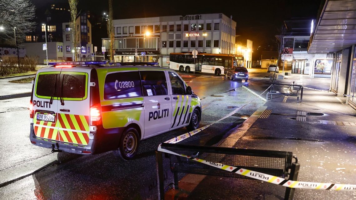Politiet var på stedet med store ressurser om kvelden 25. februar 2024. En mindreårig gutt ble knivstukket på Osøyro, sør for Bergen. Foto: Paul S. Amundsen / NTB. Politiet var på stedet med store ressurser om kvelden 25. februar 2024. En mindreårig gutt ble knivstukket på Osøyro, sør for Bergen. Foto: Paul S. Amundsen / NTB.