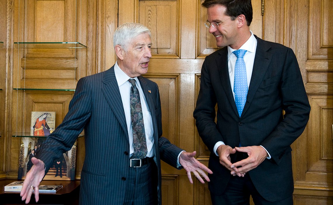 Andreas Antonius Maria «Dries» van Agt, her sammen med Mark Rutte. Foto: Wikimedia Commons CC BY 2.0 DEED Andreas Antonius Maria «Dries» van Agt, her sammen med Mark Rutte. Foto: Wikimedia Commons CC BY 2.0 DEED