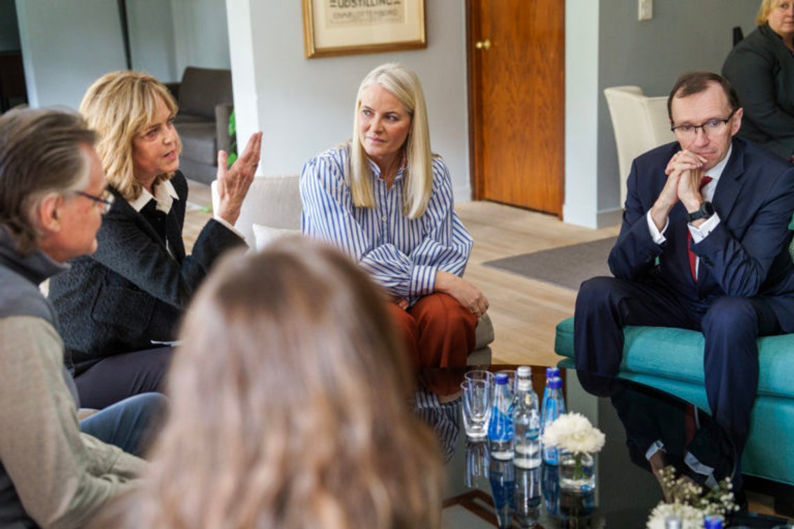 Kairo, Egypt 20240125.
Kronprinsesse Mette-Marit og utenriksminister Espen Barth Eide t.h. møter representanter for humanitære organisasjoner som har jobbet inne i Gaza. Møtet skjer i den norske ambassaderesidensen i Kairo. Ambassadør Hilde Klemetsdal t.v.
Foto: Cornelius Poppe / NTB Kairo, Egypt 20240125.
Kronprinsesse Mette-Marit og utenriksminister Espen Barth Eide t.h. møter representanter for humanitære organisasjoner som har jobbet inne i Gaza. Møtet skjer i den norske ambassaderesidensen i Kairo. Ambassadør Hilde Klemetsdal t.v.
Foto: Cornelius Poppe / NTB