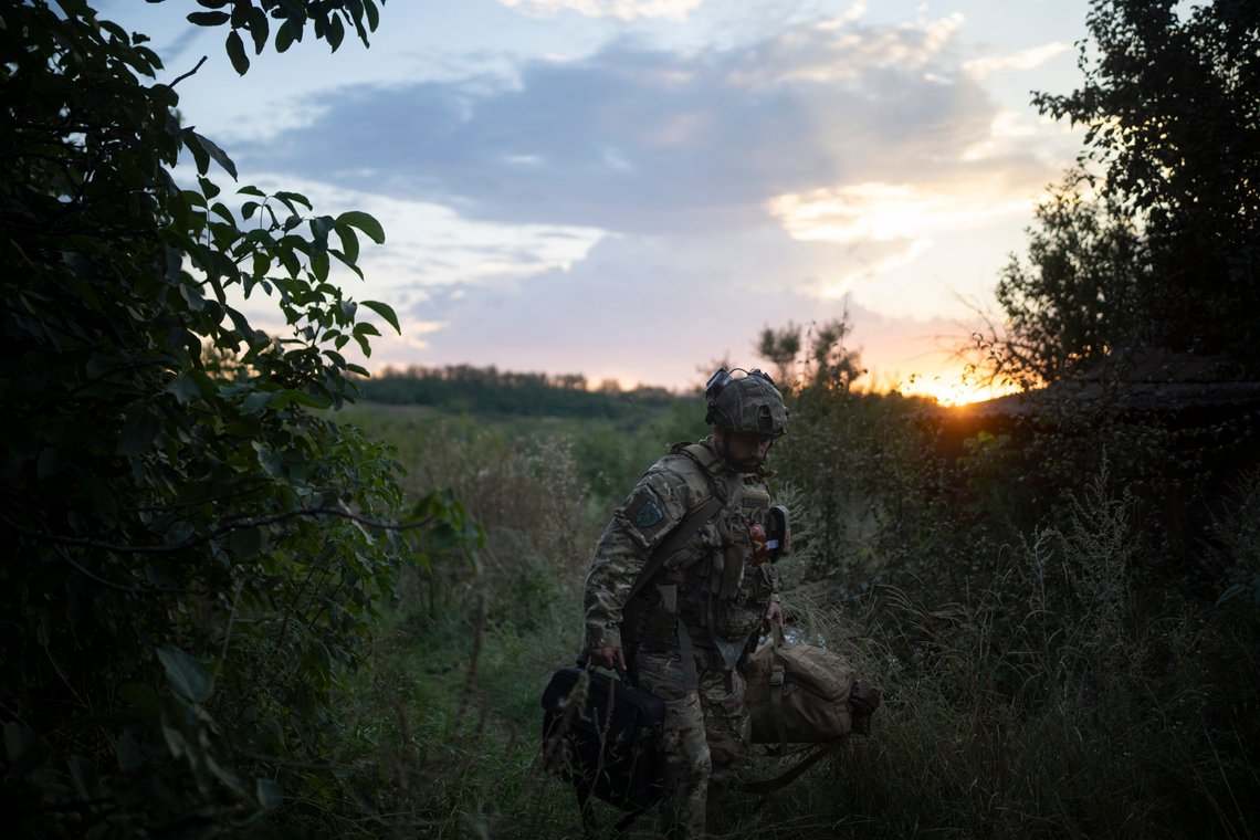 En droneoperatør opererer et godt stykke fra fronten. Infanteriet står helt foran, og mangler både folk og utstyr. Frustrasjonen vokser mens tapstallene øker. Foto: AP/ Bram Janssen/ NTB En droneoperatør opererer et godt stykke fra fronten. Infanteriet står helt foran, og mangler både folk og utstyr. Frustrasjonen vokser mens tapstallene øker. Foto: AP/ Bram Janssen/ NTB