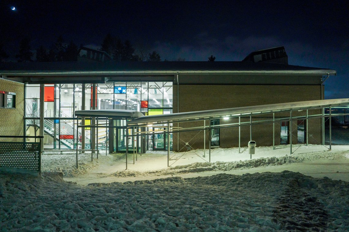 En ungdomsskoleelev ved Siggerud skole i Nordre Follo ble 15. januar fraktet til Ullevål sykehus etter å ha blitt skadd av en kniv da han hoppet på en tjukkas i gymtimen. Men ifølge politiet ble kniven ikke plassert der for å skade noen. Foto: Cornelius Poppe / NTB En ungdomsskoleelev ved Siggerud skole i Nordre Follo ble 15. januar fraktet til Ullevål sykehus etter å ha blitt skadd av en kniv da han hoppet på en tjukkas i gymtimen. Men ifølge politiet ble kniven ikke plassert der for å skade noen. Foto: Cornelius Poppe / NTB