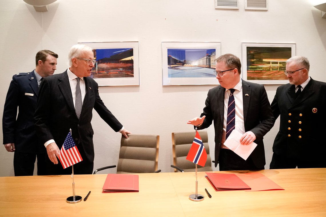 Oslo 20240202.
Forsvarsminister Bjørn Arild Gram og USAs ambassadør til Norge, Marc Nathanson, signerer en tilleggsavtale til avtalen om forsvarssamarbeid med USA.
Foto: Stian Lysberg Solum / NTB Oslo 20240202.
Forsvarsminister Bjørn Arild Gram og USAs ambassadør til Norge, Marc Nathanson, signerer en tilleggsavtale til avtalen om forsvarssamarbeid med USA.
Foto: Stian Lysberg Solum / NTB