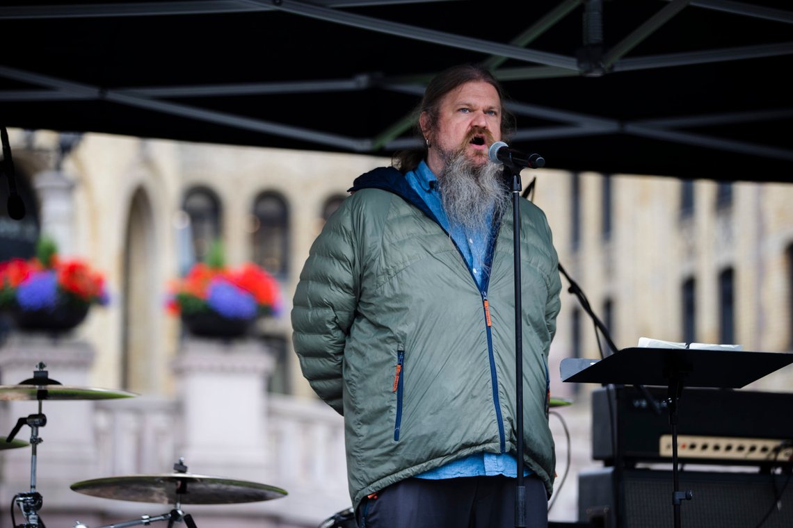 Oslo 20200930.
Ivar Peersen/Bjørnson fra Enslaved under markering for Kultur-Norge på Eidsvolls plass utenfor Stortinget. Senere på dagen skal flere kulturbygg i Norge farges rødt.
Foto: Jil Yngland / NTB Oslo 20200930.
Ivar Peersen/Bjørnson fra Enslaved under markering for Kultur-Norge på Eidsvolls plass utenfor Stortinget. Senere på dagen skal flere kulturbygg i Norge farges rødt.
Foto: Jil Yngland / NTB