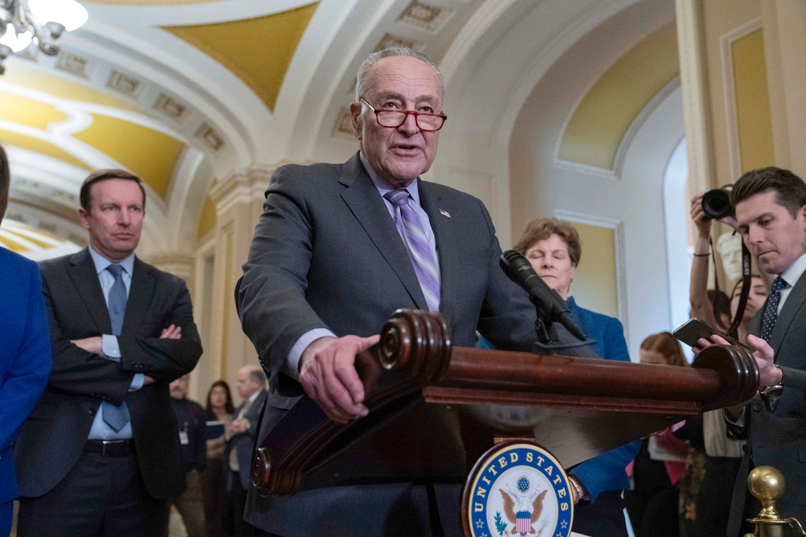 Senatets majoritetsleder Chuck Schumer forsøker å presse gjennom en støttepakke for bl.a. Ukraina uten at det vedtas tiltak ved grensen i sør. Foto: AP/ Jose Luis Magana/ NTB Senatets majoritetsleder Chuck Schumer forsøker å presse gjennom en støttepakke for bl.a. Ukraina uten at det vedtas tiltak ved grensen i sør. Foto: AP/ Jose Luis Magana/ NTB