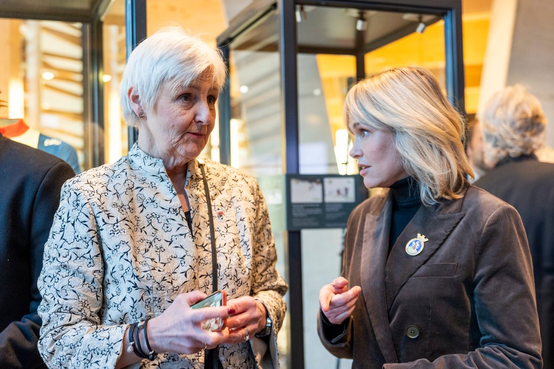 Oslo 20231202.
Statsforvaler i Oslo og Viken Valgerd Svarstad Haugland sammen med Oslo ordfører Anne Lindboe deltar på åpningen av det nye Skimuseet. 2. desember er Skimuseet i Holmenkollen 100 år og dørene åpnes etter en omfattende ombygging.
Foto: Frederik Ringnes / NTB Oslo 20231202.
Statsforvaler i Oslo og Viken Valgerd Svarstad Haugland sammen med Oslo ordfører Anne Lindboe deltar på åpningen av det nye Skimuseet. 2. desember er Skimuseet i Holmenkollen 100 år og dørene åpnes etter en omfattende ombygging.
Foto: Frederik Ringnes / NTB