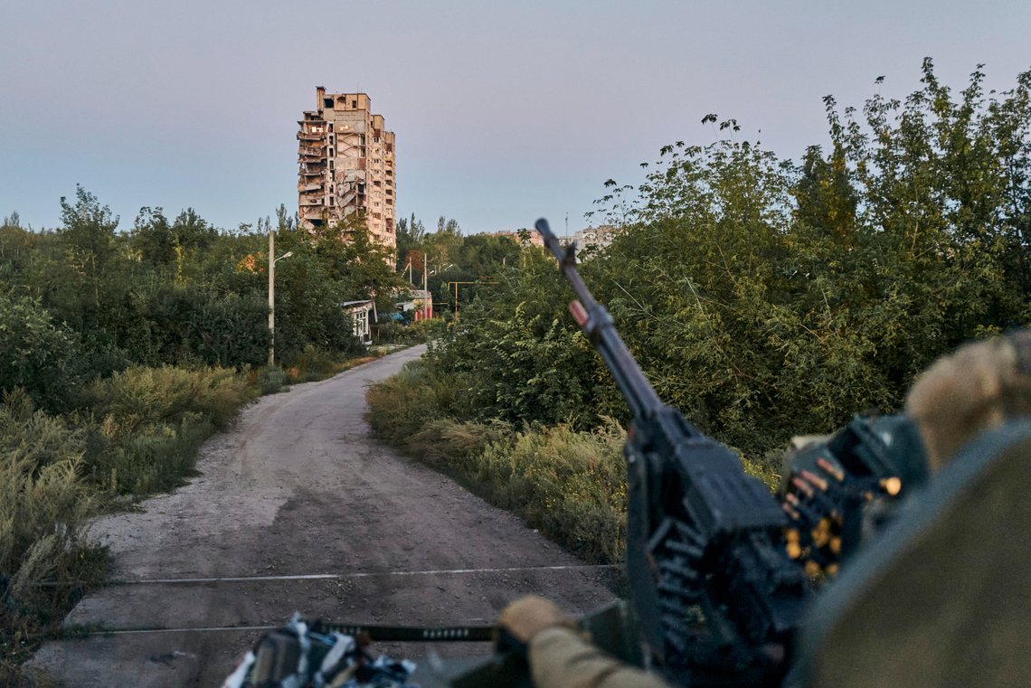 En ukrainsk soldat holder stand utenfor Avdijivka. Etter lang tid med russisk press har de ukrainske styrkene trukket seg ut av byen, som ligger i Donetsk-regionen øst i landet. Foto: Libkos / AP / NTB En ukrainsk soldat holder stand utenfor Avdijivka. Etter lang tid med russisk press har de ukrainske styrkene trukket seg ut av byen, som ligger i Donetsk-regionen øst i landet. Foto: Libkos / AP / NTB