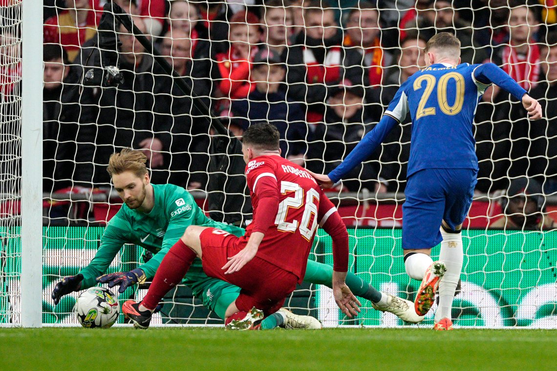 Liverpool-keeper Caoimhin Kelleher kaster seg over ballen i ligacupfinalen mot Chelsea. Han var en av de store heltene i dagens finale på Wembley. Foto: Dave Shopland, AP / NTB Liverpool-keeper Caoimhin Kelleher kaster seg over ballen i ligacupfinalen mot Chelsea. Han var en av de store heltene i dagens finale på Wembley. Foto: Dave Shopland, AP / NTB