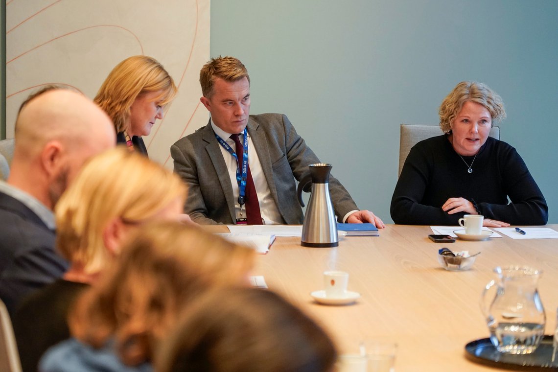 Oslo 20240119.
Utviklingsminister Anne Beathe Tvinnereim og statssekretær Andreas Motzfeldt Kravik under et møte med de norske humanitære organisasjonene om situasjonen i Gaza.
Foto: Terje Bendiksby / NTB Oslo 20240119.
Utviklingsminister Anne Beathe Tvinnereim og statssekretær Andreas Motzfeldt Kravik under et møte med de norske humanitære organisasjonene om situasjonen i Gaza.
Foto: Terje Bendiksby / NTB