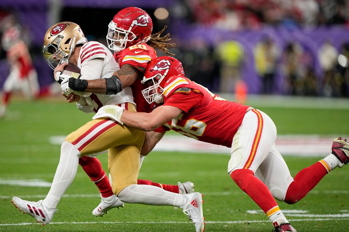 Kansas City Chiefs-quarterback Patrick Mahomes løper med ballen i Superbowl mot San Francisco 49ers. Foto: Julio Cortez, AP / NTB Kansas City Chiefs-quarterback Patrick Mahomes løper med ballen i Superbowl mot San Francisco 49ers. Foto: Julio Cortez, AP / NTB
