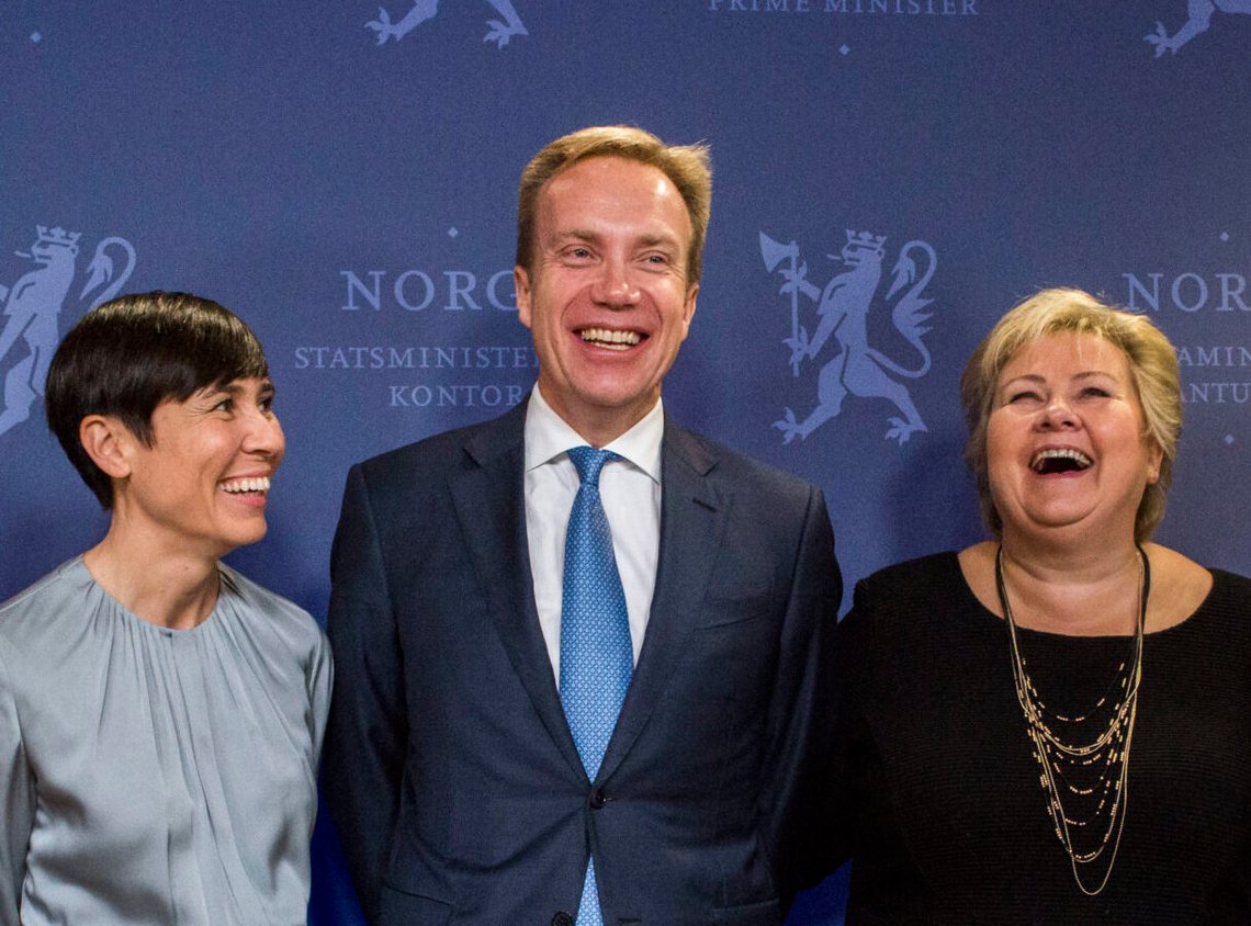 Oslo 20171020.
De tre nyutnevnte statsrådene, Marit Berger Røsland (H) ny Europaminister, Ine Eriksen Søreide (H) ny utenriksminister, avtroppende utenriksminister Børge Brende, statsminister Erna Solberg og ny forsvarsminister Frank Bakke-Jensen (H).
Foto: Mariam Butt / NTB Oslo 20171020.
De tre nyutnevnte statsrådene, Marit Berger Røsland (H) ny Europaminister, Ine Eriksen Søreide (H) ny utenriksminister, avtroppende utenriksminister Børge Brende, statsminister Erna Solberg og ny forsvarsminister Frank Bakke-Jensen (H).
Foto: Mariam Butt / NTB