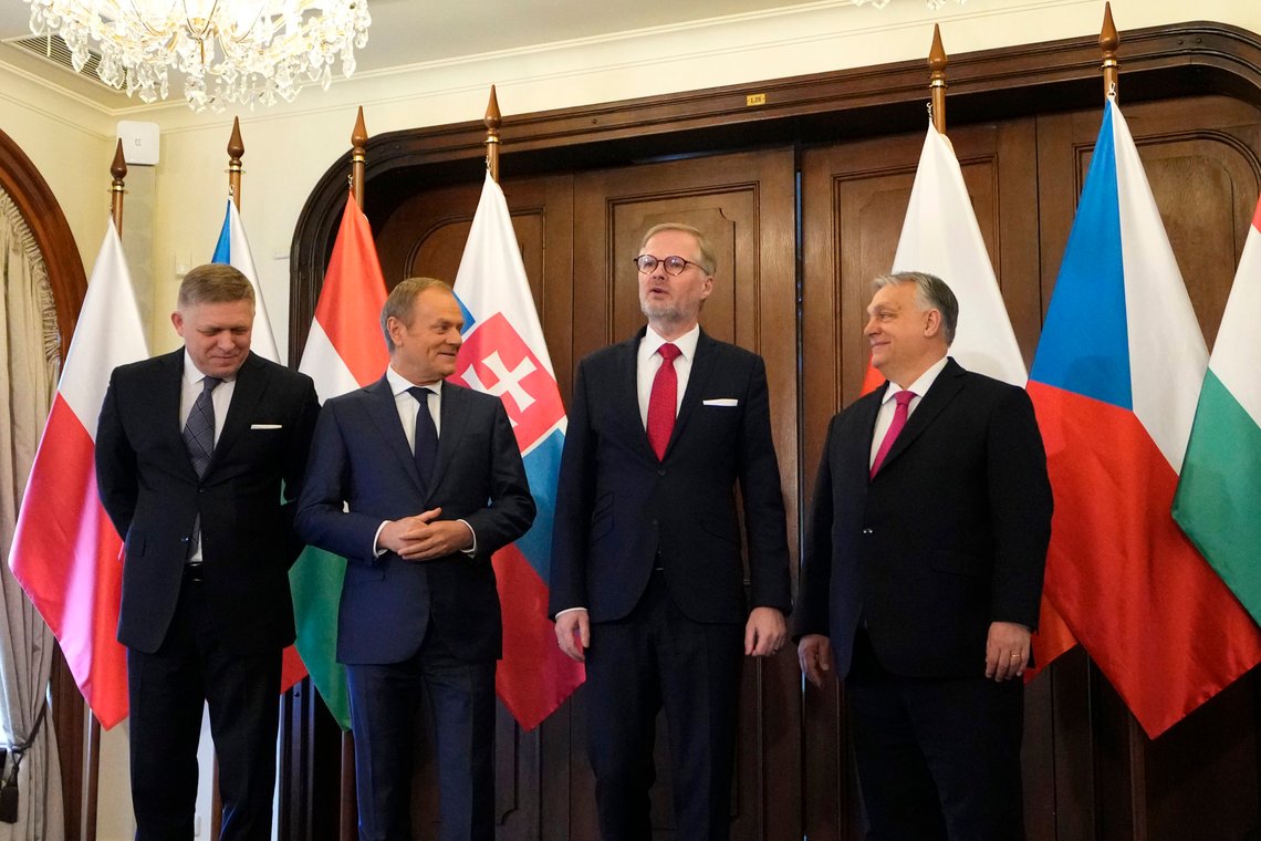 De fire sentraleuropeiske statsministrene har totalt forskjellige syn på krigen i Ukraina, fra venstre, Slovakias statsminister Robert Fico, Polens statsminister Donald Tusk, Tsjekkias statsminister Petr Fiala og Ungarns statsminister Viktor Orban. Foto: Petr David Josek / AP / NTB De fire sentraleuropeiske statsministrene har totalt forskjellige syn på krigen i Ukraina, fra venstre, Slovakias statsminister Robert Fico, Polens statsminister Donald Tusk, Tsjekkias statsminister Petr Fiala og Ungarns statsminister Viktor Orban. Foto: Petr David Josek / AP / NTB