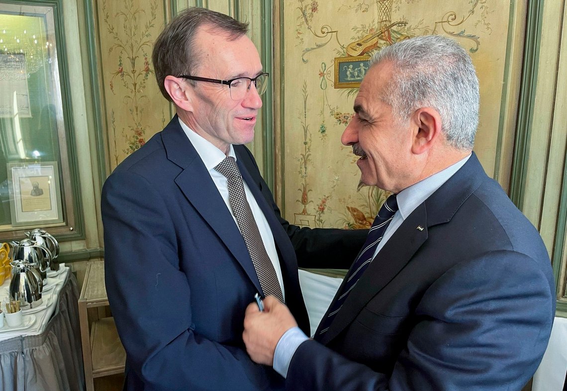 München, Tyskland 20240218.
Espen Barth Eide i møte med Palestinas statsminister Mohammed Shtayyeh i Munchen søndag.
Foto: Utenriksdepartementet / handout / NTB München, Tyskland 20240218.
Espen Barth Eide i møte med Palestinas statsminister Mohammed Shtayyeh i Munchen søndag.
Foto: Utenriksdepartementet / handout / NTB