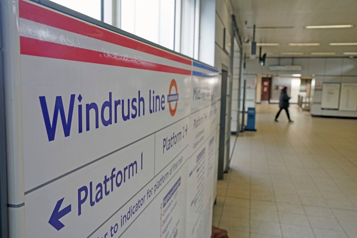 To rosa linjer og markerer den omdøpte Windrush-linjen etter at Londons Overground-linjer fikk nye navn. torsdag. Foto: Jonathan Brady / PA / AP / NTB To rosa linjer og markerer den omdøpte Windrush-linjen etter at Londons Overground-linjer fikk nye navn. torsdag. Foto: Jonathan Brady / PA / AP / NTB