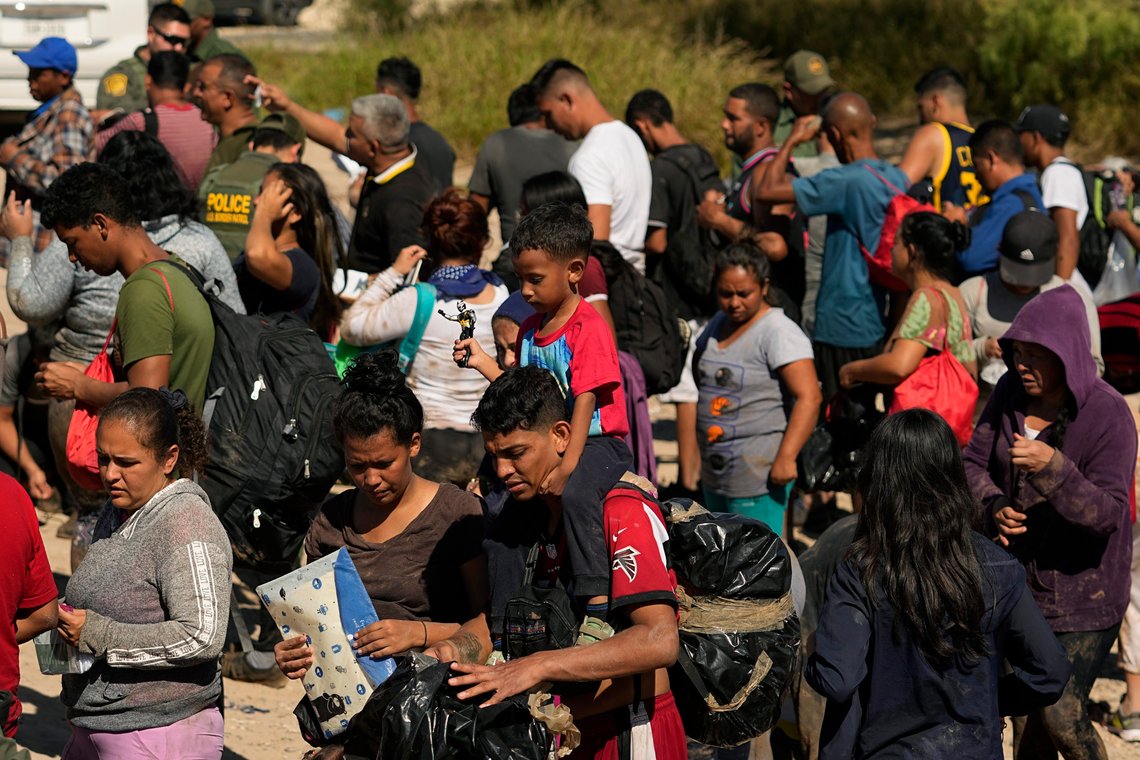 Migranter og fentanyl flommer inn over USAs grense i sør. Dette er en av de mange katastrofene Biden-regimet med viten og vilje påfører sine egne borgere i et ønsket sivilisatorisk selvmord. Foto: AP /Eric Gay/ NTB Migranter og fentanyl flommer inn over USAs grense i sør. Dette er en av de mange katastrofene Biden-regimet med viten og vilje påfører sine egne borgere i et ønsket sivilisatorisk selvmord. Foto: AP /Eric Gay/ NTB