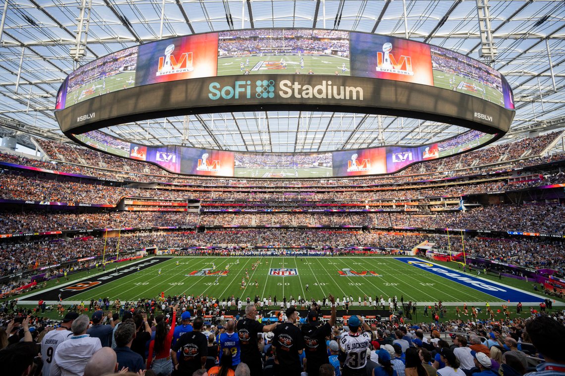 Stemningsbilde fra Super Bowl 2022, som klarte seg med kun én nasjonalsang. Nå er det nye tider. Foto: AP/ Kyusung Gong/ NTB Stemningsbilde fra Super Bowl 2022, som klarte seg med kun én nasjonalsang. Nå er det nye tider. Foto: AP/ Kyusung Gong/ NTB