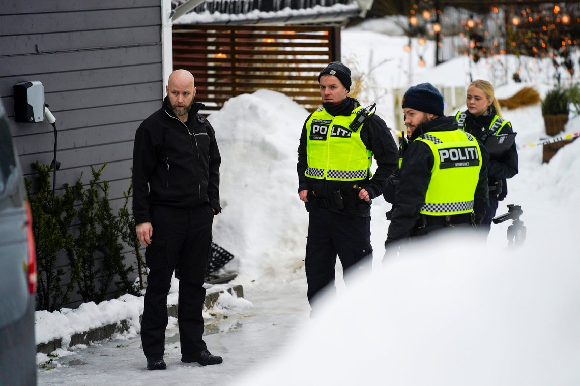 Asker 20240222.
Politiet rykket ut til en privat adresse etter en alvorlig voldshendelse i Asker.
Foto: Lise Åserud / NTB Asker 20240222.
Politiet rykket ut til en privat adresse etter en alvorlig voldshendelse i Asker.
Foto: Lise Åserud / NTB