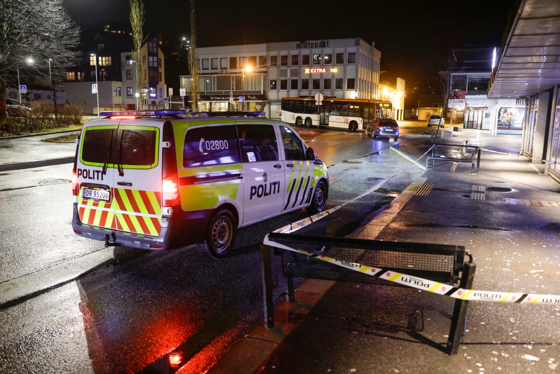 Politiet har sperret av et område i Os sentrum etter knivstikkingen søndag kveld. Foto: Paul S. Amundsen / NTB Politiet har sperret av et område i Os sentrum etter knivstikkingen søndag kveld. Foto: Paul S. Amundsen / NTB