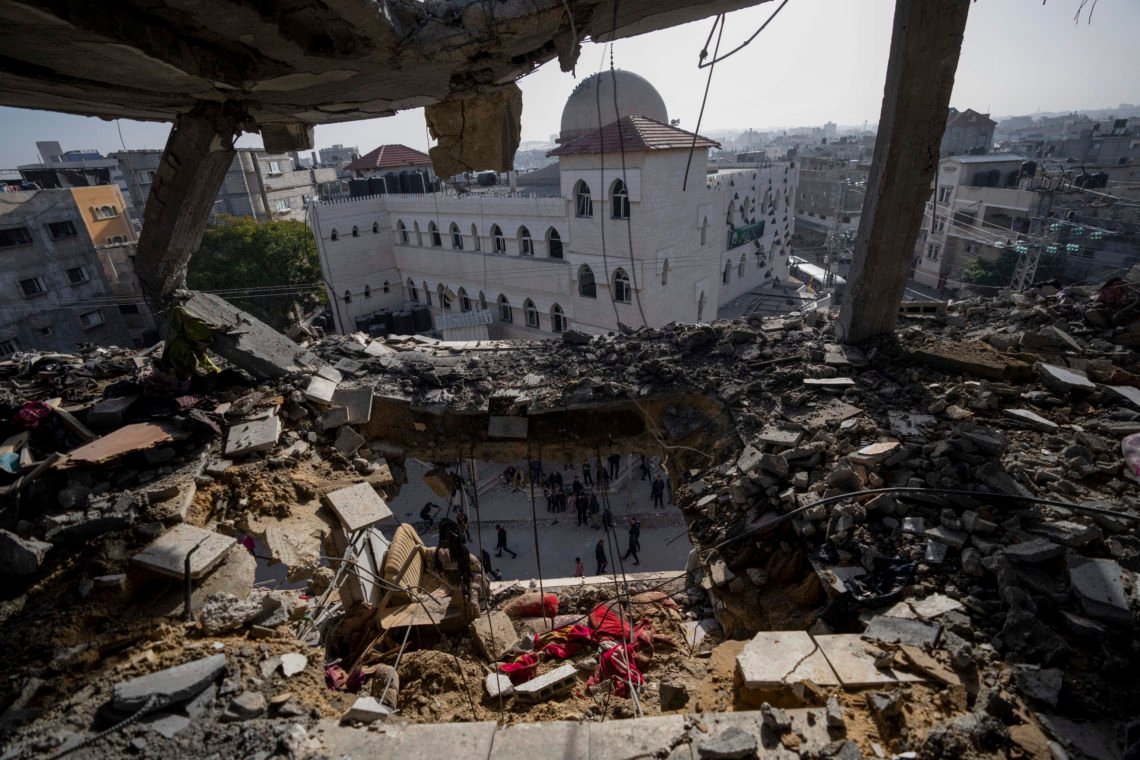 Netanyahu har sagt at byen Rafah er Hamas' siste skanse. Anslagsvis 1,5 millioner palestinere har samlet seg her, flesteparten har ankommet fra lenger nord i Gaza. Foto: Fatima Shbair / AP / NTB Netanyahu har sagt at byen Rafah er Hamas' siste skanse. Anslagsvis 1,5 millioner palestinere har samlet seg her, flesteparten har ankommet fra lenger nord i Gaza. Foto: Fatima Shbair / AP / NTB
