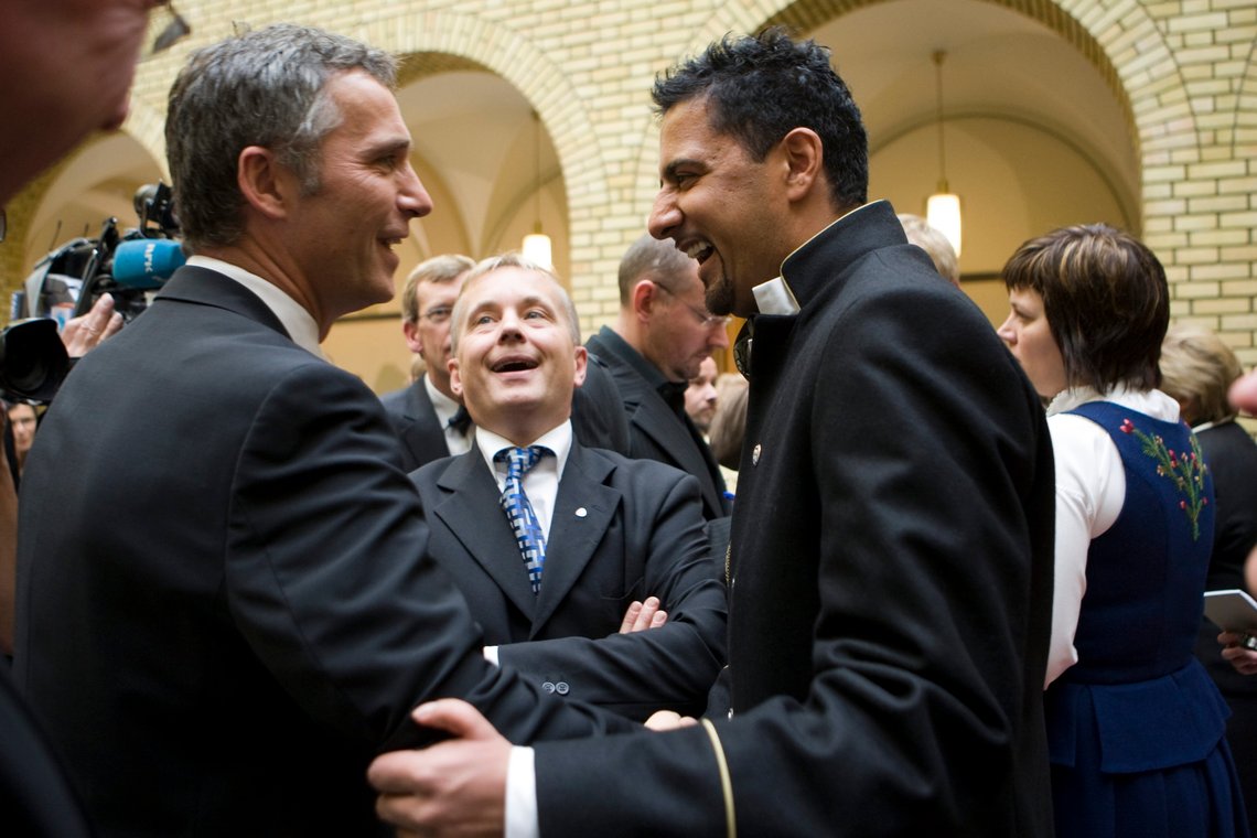 Jens Stoltenberg (til venstre) og Abid Qayyum Raja i 2009.
Foto: Berit Roald / NTB. Jens Stoltenberg (til venstre) og Abid Qayyum Raja i 2009.
Foto: Berit Roald / NTB.