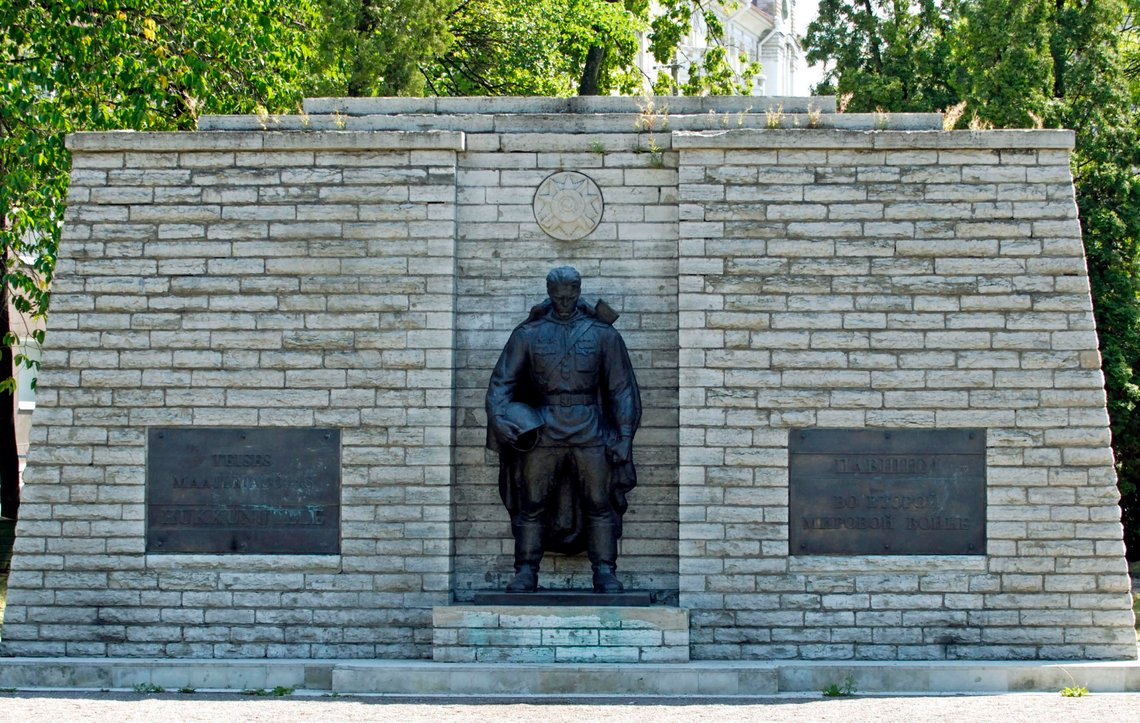 Bronsestatuen av en sovjetisk soldat ble fjernet i 2007, lenge før Kaja Kallas ble en politisk størrelse. Estonia removed a Soviet war memorial from downtown Tallinn under cover of darkness early Friday, April 27, 2007, carrying out a plan that has rankled Russia and provoked protests that left one person dead and dozens injured. (AP Photo/NIPA, Timur Nisametdinov, File) Bronsestatuen av en sovjetisk soldat ble fjernet i 2007, lenge før Kaja Kallas ble en politisk størrelse. Estonia removed a Soviet war memorial from downtown Tallinn under cover of darkness early Friday, April 27, 2007, carrying out a plan that has rankled Russia and provoked protests that left one person dead and dozens injured. (AP Photo/NIPA, Timur Nisametdinov, File)