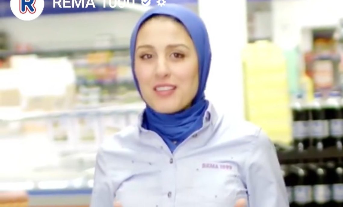 Rema med hijab-raklame for Valentinedagen, som er minnedagen for den kristne Sankt Valentin. Rema med hijab-raklame for Valentinedagen, som er minnedagen for den kristne Sankt Valentin.