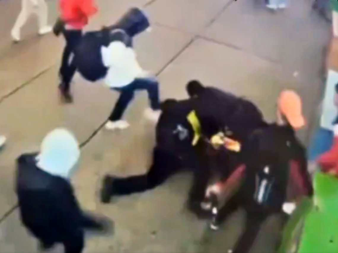 Migranter angriper to politibetjenter i New York, slippes fri umiddelbart etter pågripelse. Stillbilde video/ NYPD Migranter angriper to politibetjenter i New York, slippes fri umiddelbart etter pågripelse. Stillbilde video/ NYPD