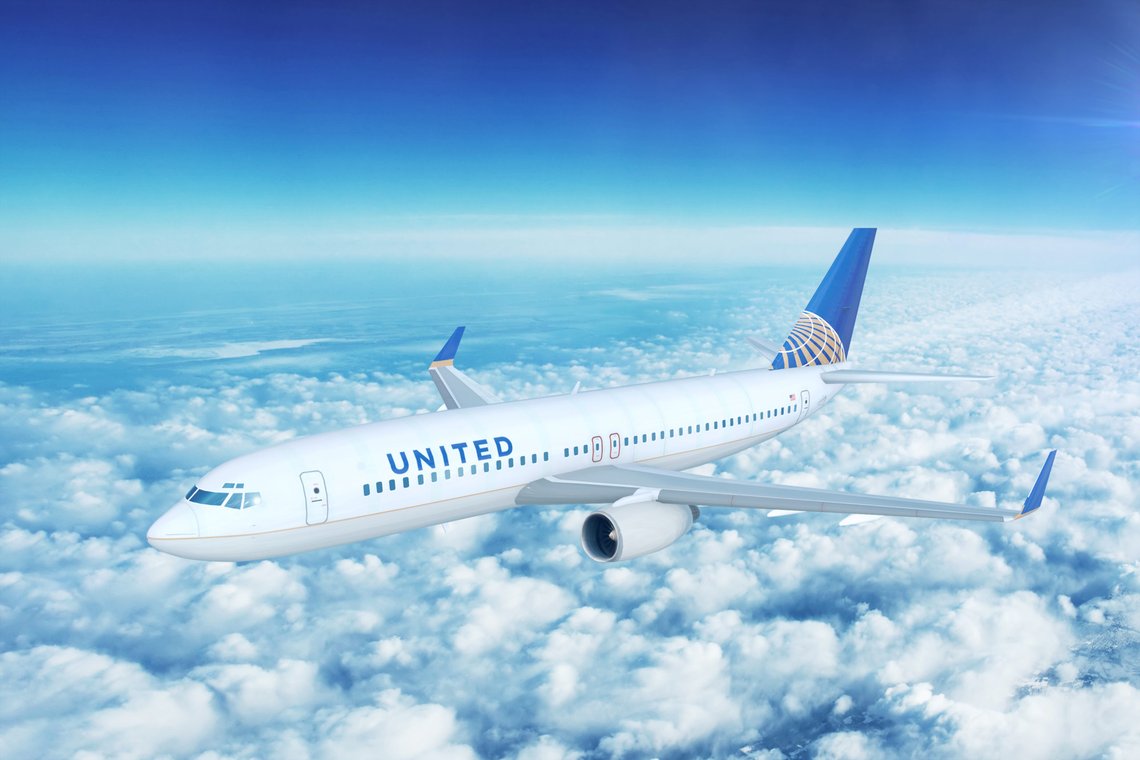 LOS ANGELES/CALIFORNIA - APRIL 8, 2017: United Airlines Boeing 737-800 on approach to runway at Los Angeles International Airport in Los Angeles, California, USA. Photo: Shutterstock by NextNewMedia. LOS ANGELES/CALIFORNIA - APRIL 8, 2017: United Airlines Boeing 737-800 on approach to runway at Los Angeles International Airport in Los Angeles, California, USA. Photo: Shutterstock by NextNewMedia.