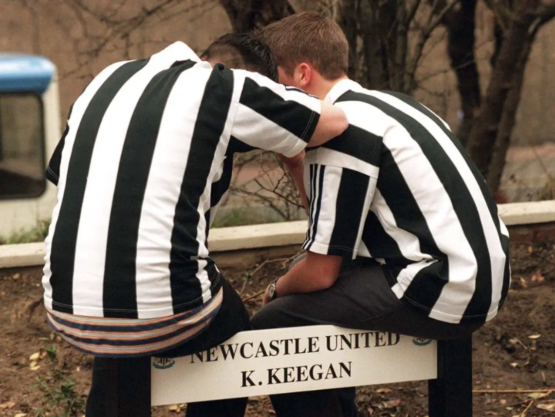 Gråtende supportere sørger over at Kevin Keegan forlater Newcastle i 1997. Nå er situasjonen langt verre. LGBTQ-mafiaen invaderer hele samfunnet, alle gleder skal knuses. Skjermdump Newcastle FC. Gråtende supportere sørger over at Kevin Keegan forlater Newcastle i 1997. Nå er situasjonen langt verre. LGBTQ-mafiaen invaderer hele samfunnet, alle gleder skal knuses. Skjermdump Newcastle FC.