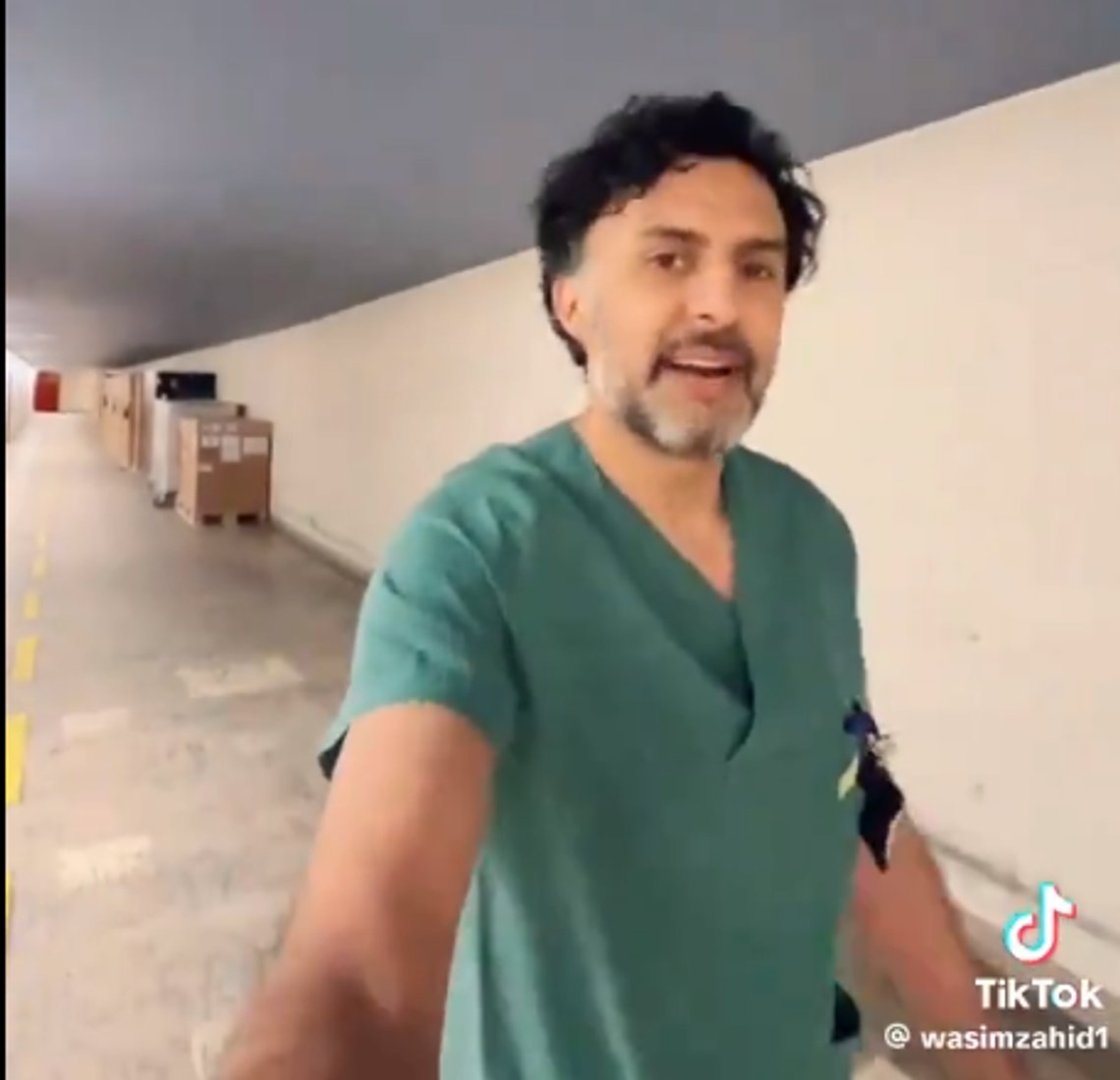Wasim Zahid spaserer trygt i en tunnel under et norsk sykehus. Stillbilde video/ TikTok Wasim Zahid spaserer trygt i en tunnel under et norsk sykehus. Stillbilde video/ TikTok