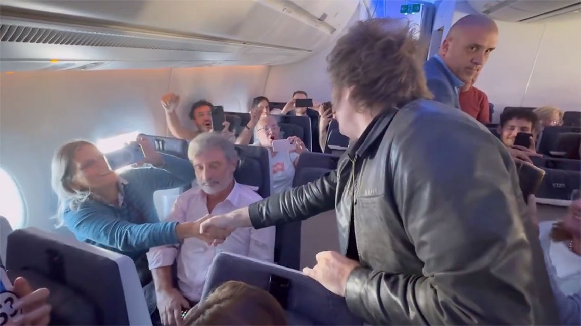 Folkets stjerne. Javier Milei blir mottatt som en filmstjerne av de øvrige passasjerene ombord på et vanlig rutefly. Bilde fra Twitter-video Folkets stjerne. Javier Milei blir mottatt som en filmstjerne av de øvrige passasjerene ombord på et vanlig rutefly. Bilde fra Twitter-video