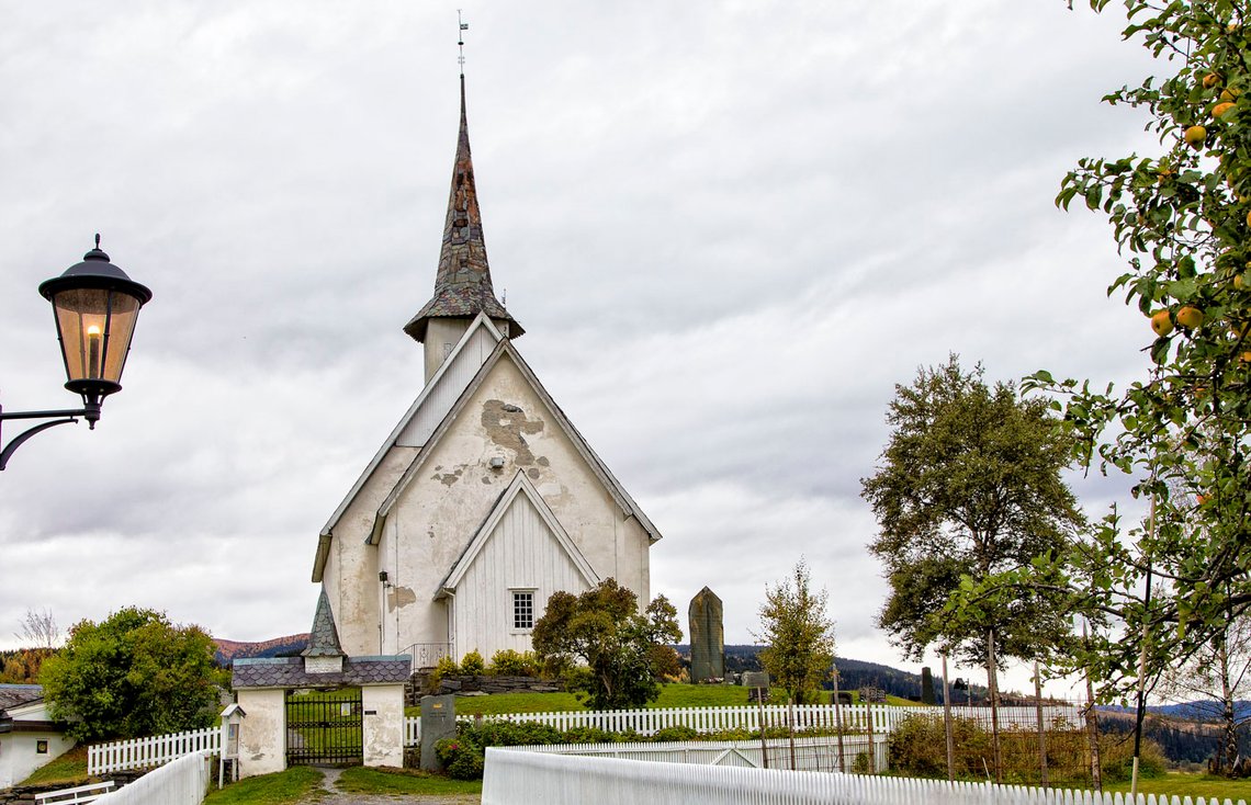 Ulnes kirke fra 1250 i Nord-Aurdal, Valdres i Buskerud. En av våre cirka 160 middelalderkirker i stein. Vedlikehold er påkrevd. Foto: Bente Haarstad. Ulnes kirke fra 1250 i Nord-Aurdal, Valdres i Buskerud. En av våre cirka 160 middelalderkirker i stein. Vedlikehold er påkrevd. Foto: Bente Haarstad.